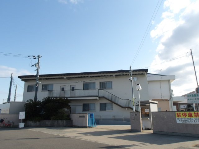 中央小学校留守家庭児童会施設整備工事（屋根・樋・外壁工事）