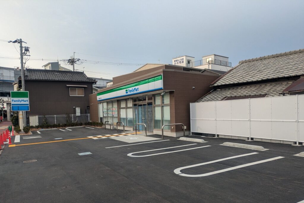 ファミリーマート尼崎道意町４丁目店新築工事（屋根・樋・外壁工事）